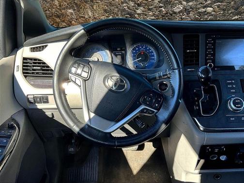2018 Toyota Sienna XLE