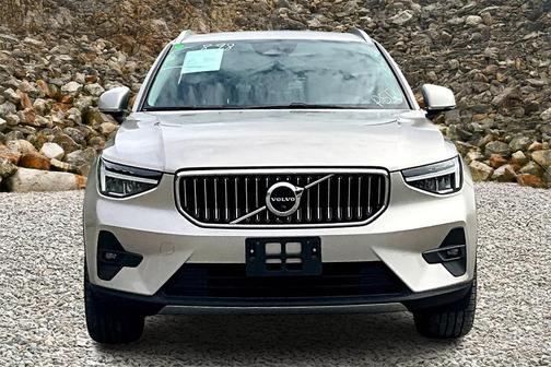 2023 Volvo XC40 B5 Plus Bright Theme