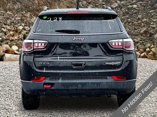 Diamond Black Crystal Pearlcoat 2018 Jeep Compass Trailhawk