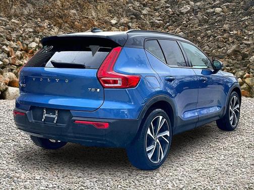 Blue Metallic 2021 Volvo XC40 T5 R-Design