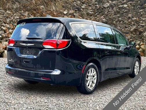Diamond Black Crystal Pearlcoat 2024 Chrysler Voyager LX