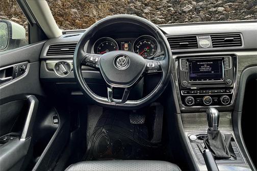 2017 Volkswagen Passat 1.8T SE w/Technology