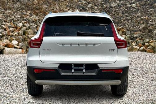 2022 Volvo XC40 T5 Momentum