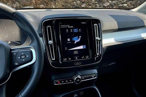 2022 Volvo XC40 T5 Momentum