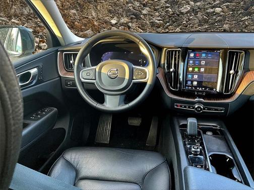 2022 Volvo XC60 B5 Momentum