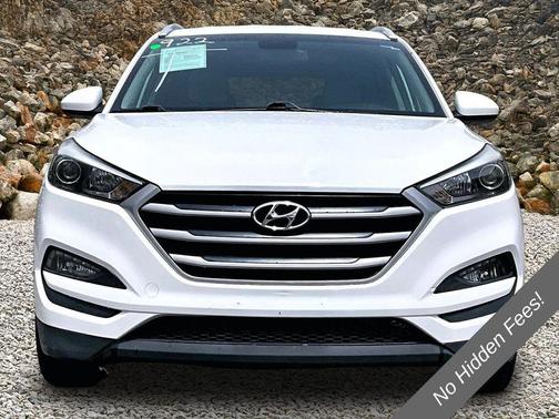 Dazzling White 2017 Hyundai TUCSON SE