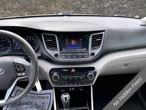 Dazzling White 2017 Hyundai TUCSON SE