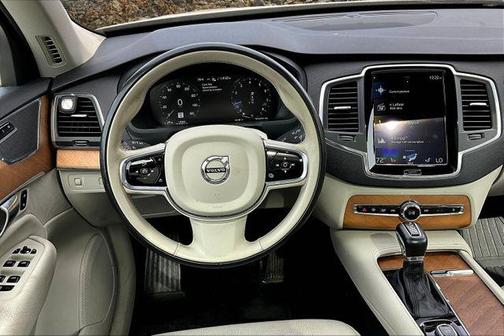 2021 Volvo XC90 T6 Momentum