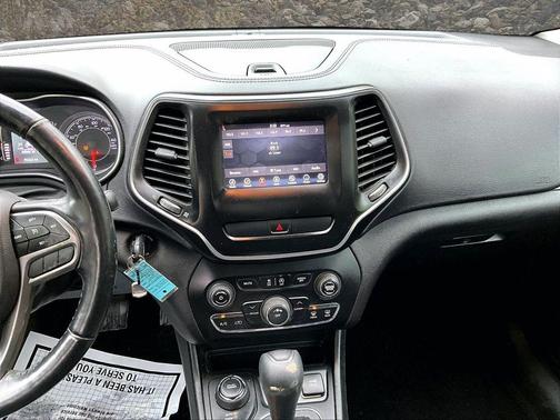 Diamond Black Crystal Pearlcoat 2019 Jeep Cherokee Latitude
