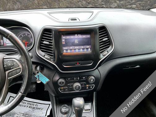 Diamond Black Crystal Pearlcoat 2019 Jeep Cherokee Latitude