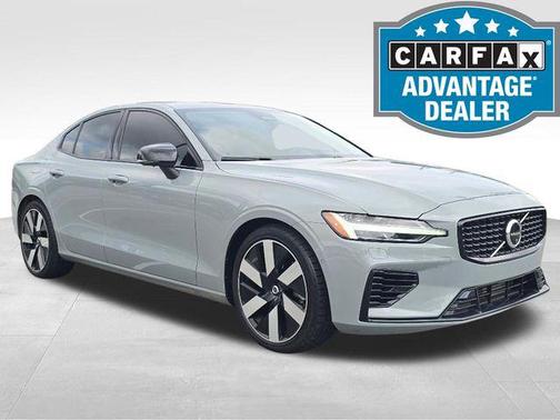 2024 Volvo S60 Recharge Plug-In Hybrid T8 Plus Dark Theme
