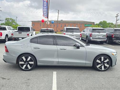 2024 Volvo S60 Recharge Plug-In Hybrid T8 Plus Dark Theme