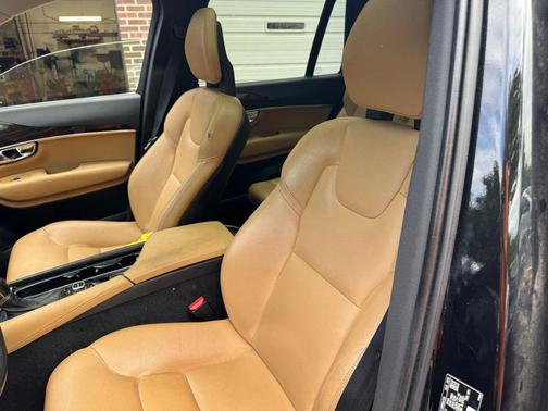 2016 Volvo XC90 T6 Momentum