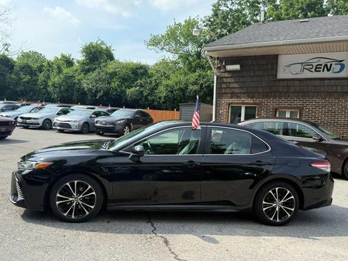 Midnight Black Metallic 2018 Toyota Camry SE