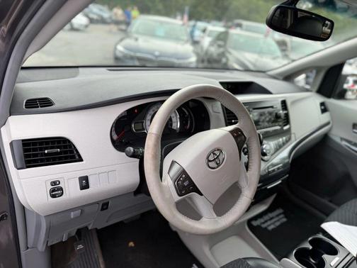 2013 Toyota Sienna SE