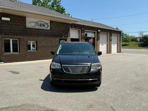 Brilliant Black Crystal Pearlcoat 2015 Chrysler Town & Country Touring