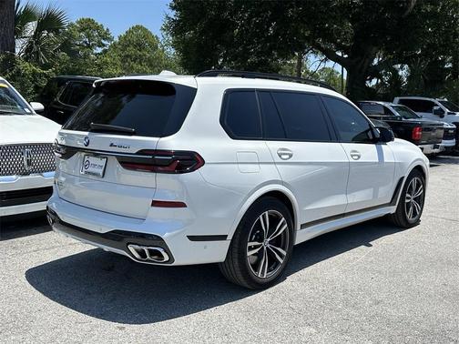 2025 BMW X7 M60i