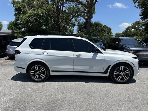 2025 BMW X7 M60i