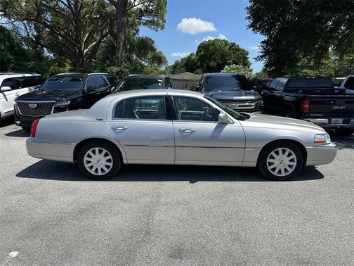 2010 Lincoln Town Car Signature Limited