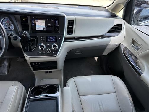 2017 Toyota Sienna XLE