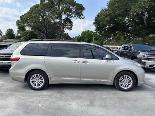 2017 Toyota Sienna XLE