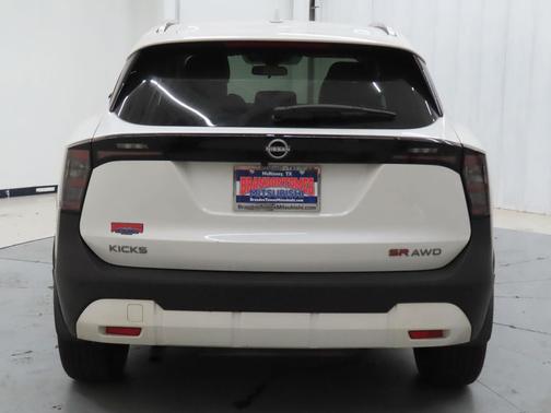 Aspen White Tricoat 2025 Nissan Kicks SR