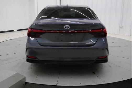2022 Toyota Avalon Hybrid XLE Plus