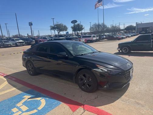 2022 Hyundai ELANTRA SEL