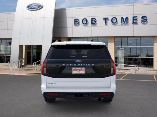 Star White Metallic Tri-Coat 2026 Ford Expedition Active