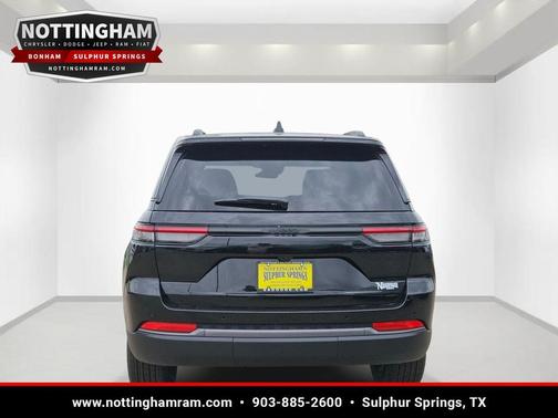 Diamond Black Crystal Pearlcoat 2026 Jeep Grand Cherokee Altitude