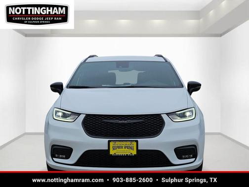 Bright White Clearcoat 2026 Chrysler Pacifica L