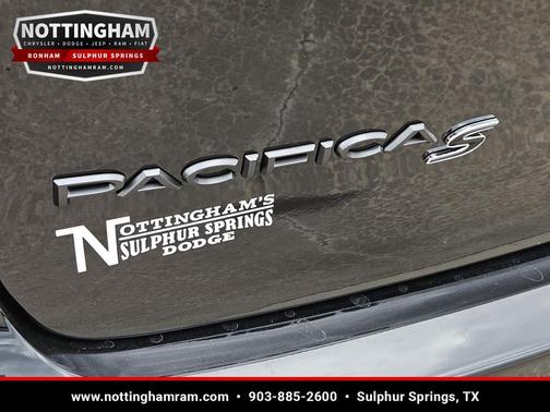 Diamond Black Crystal Pearlcoat 2026 Chrysler Pacifica L