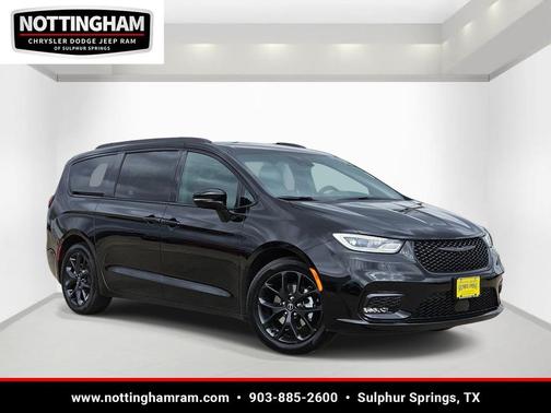 Diamond Black Crystal Pearlcoat 2026 Chrysler Pacifica L Minivan