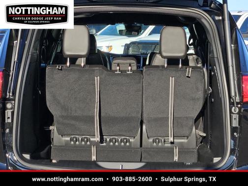 Diamond Black Crystal Pearlcoat 2026 Chrysler Voyager LX