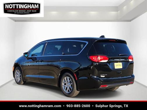 Diamond Black Crystal Pearlcoat 2026 Chrysler Voyager LX