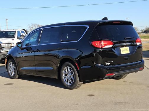 2026 Chrysler Voyager LX
