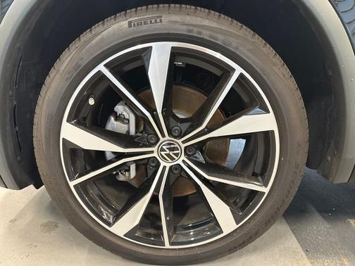 Deep Black Pearl Effect 2024 Volkswagen Tiguan 2.0T SEL R-Line