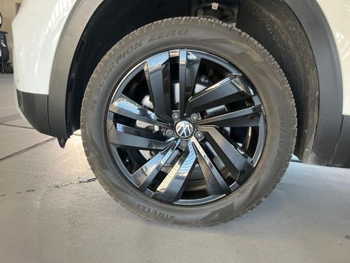 Pure White 2023 Volkswagen Atlas Cross Sport 3.6 V6 SE w/ Technology