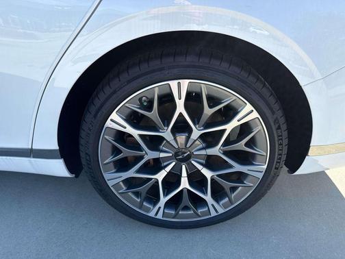 Uyuni White 2026 Genesis G90 3.5T E-SC MHEV AWD