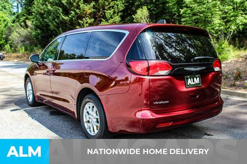 Velvet Red Pearlcoat 2023 Chrysler Voyager LX