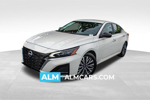 Glacier White 2025 Nissan Altima SV