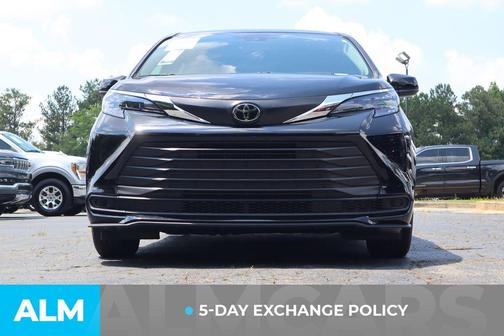 Midnight Black Metallic 2026 Toyota Sienna LE