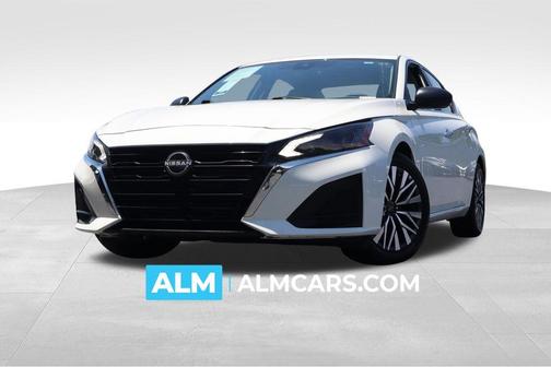 Glacier White 2025 Nissan Altima SV