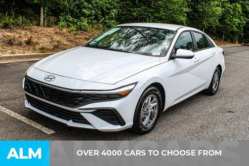 White 2025 Hyundai ELANTRA SE