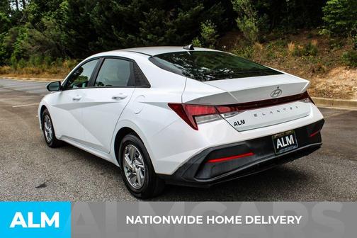 White 2025 Hyundai ELANTRA SE
