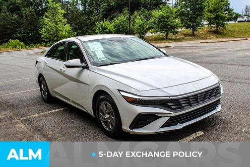 White 2025 Hyundai ELANTRA SE