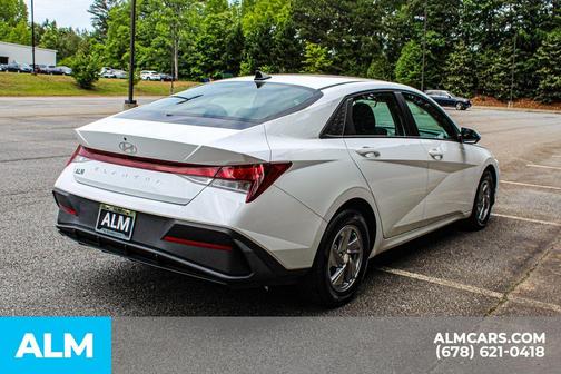 White 2025 Hyundai ELANTRA SE