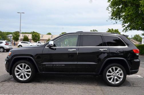 Diamond Black Crystal Pearlcoat 2017 Jeep Grand Cherokee Limited