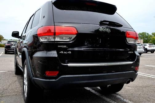 Diamond Black Crystal Pearlcoat 2017 Jeep Grand Cherokee Limited