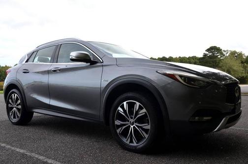 2017 INFINITI QX30 Premium